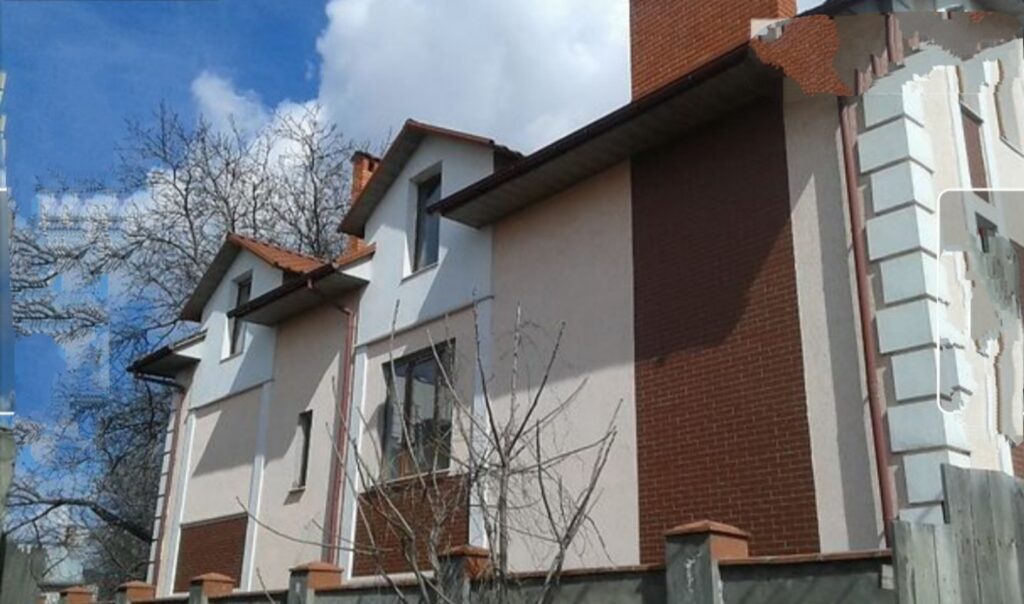 Двоповерховий будинок з підвалом по вул. Чубаївська