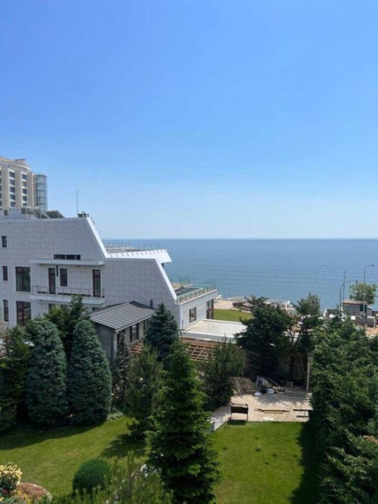 2-поверховий будинок в першій лінії моря на 8 ст.Фонтана