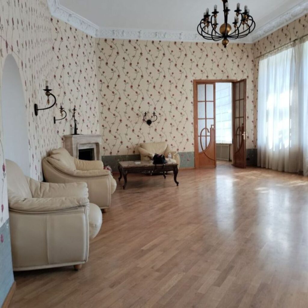 4-кімнатна квартира в пров.Театральний з видом на Оперний театр