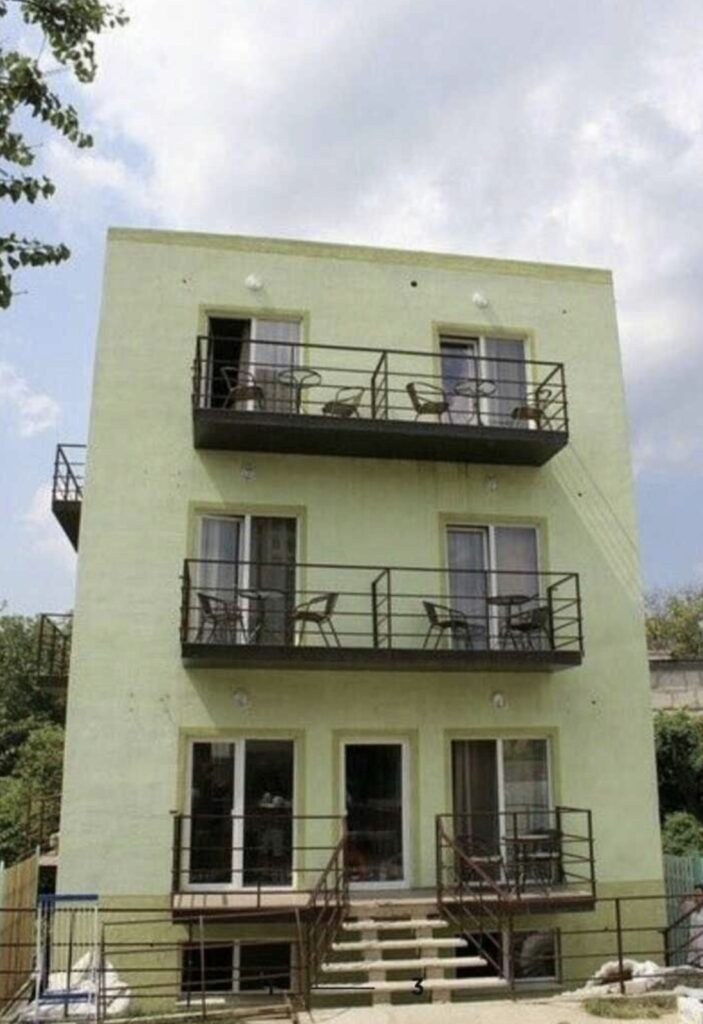 Будинок, мініготель біля моря
