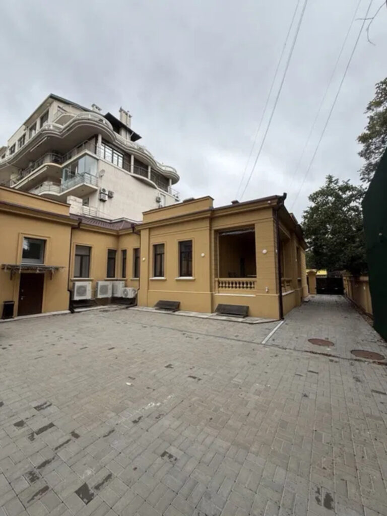 Продаж просторого будинку + підвал на ділянці 7,9 соток