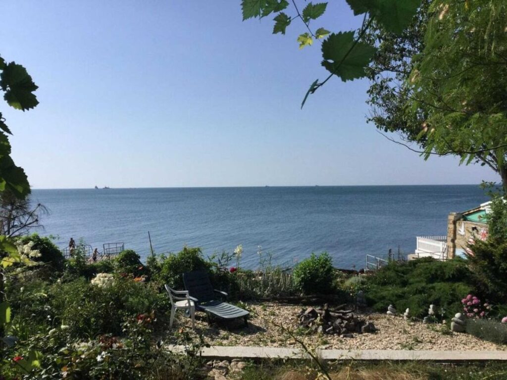 Будинок із ділянкою пл.10,85 сот. на першій лінії моря з виходом на пляж у р-ні Дача Ковалевського.