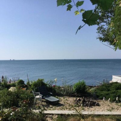 Будинок із ділянкою пл.10,85 сот. на першій лінії моря з виходом на пляж у р-ні Дача Ковалевського.