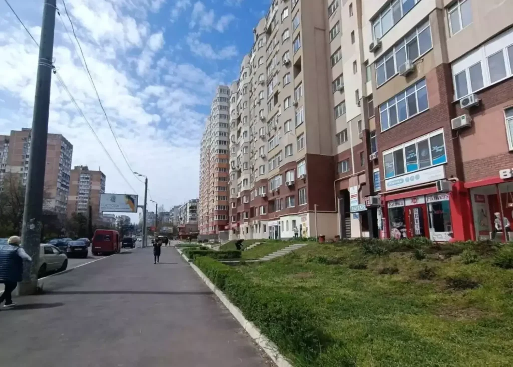 Трикімнатна квартира на Вільямса у будинку з червоної цегли