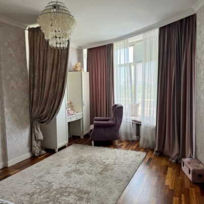 Трикімнатна квартира біля Парку Перемоги в ЖК Кукуруза