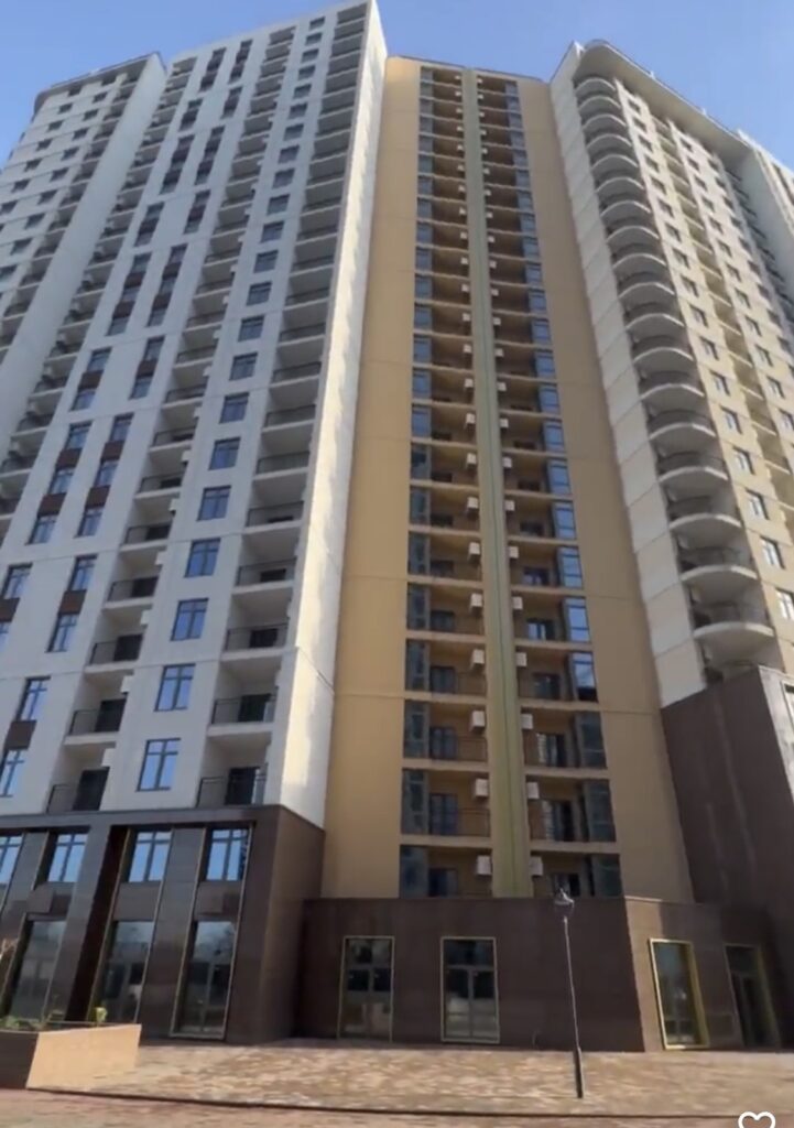 Двокімнатна квартира з круглою терасою на Краснова