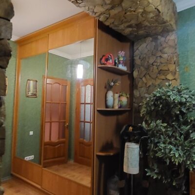 Продаж двокімнатної квартири в ЖК «Підкова» на 6 станції Великого Фонтану, низький поверх, додатково є паркінг