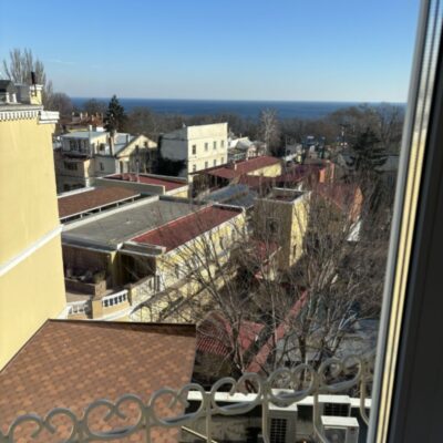 2-кімнатна квартира в ЖК «Париж» з терасою — одному з найвідоміших житлових комплексів біля моря.