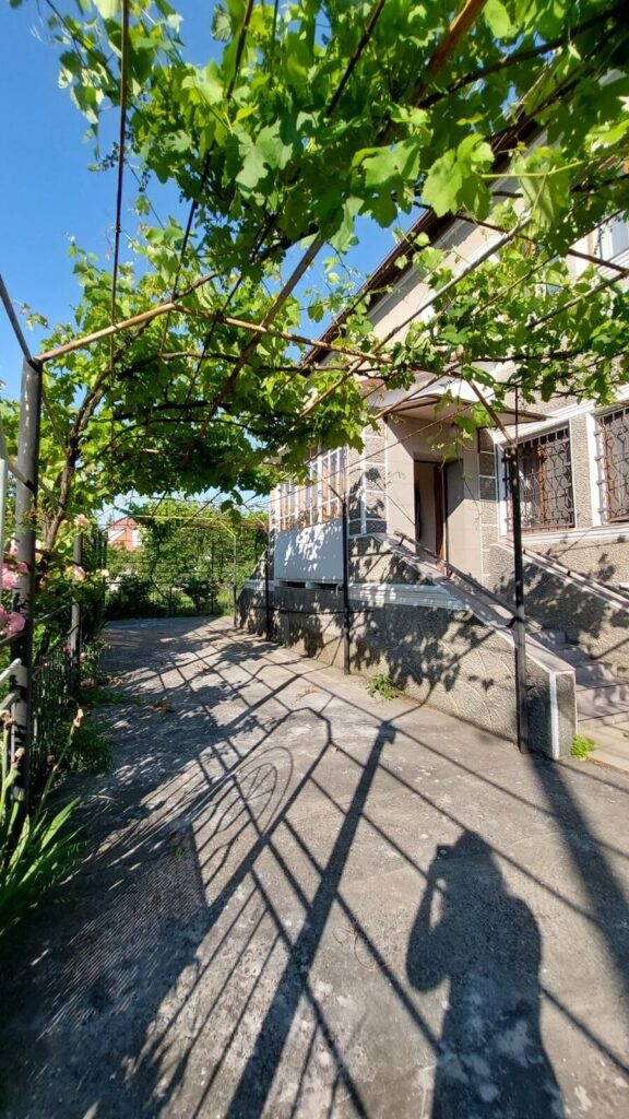 Добротний будинок в Царському Селі-1 з великою ділянкою.